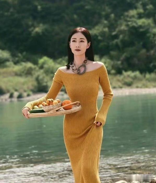 刘敏涛的项链很别致啊，戴着这么重的大金链子脖子受得了吗？ ​​​