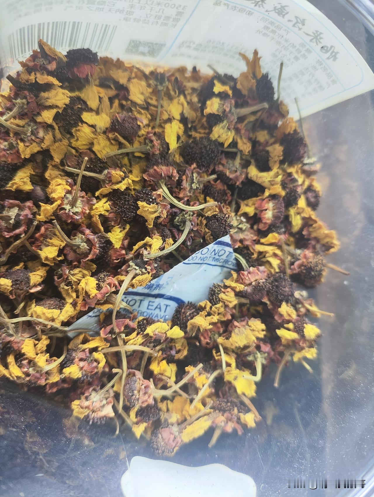 前些天朋友去新疆喀什旅游，知道我平时喜欢喝茶，回来时给我带了一盒“雪菊”，说是当