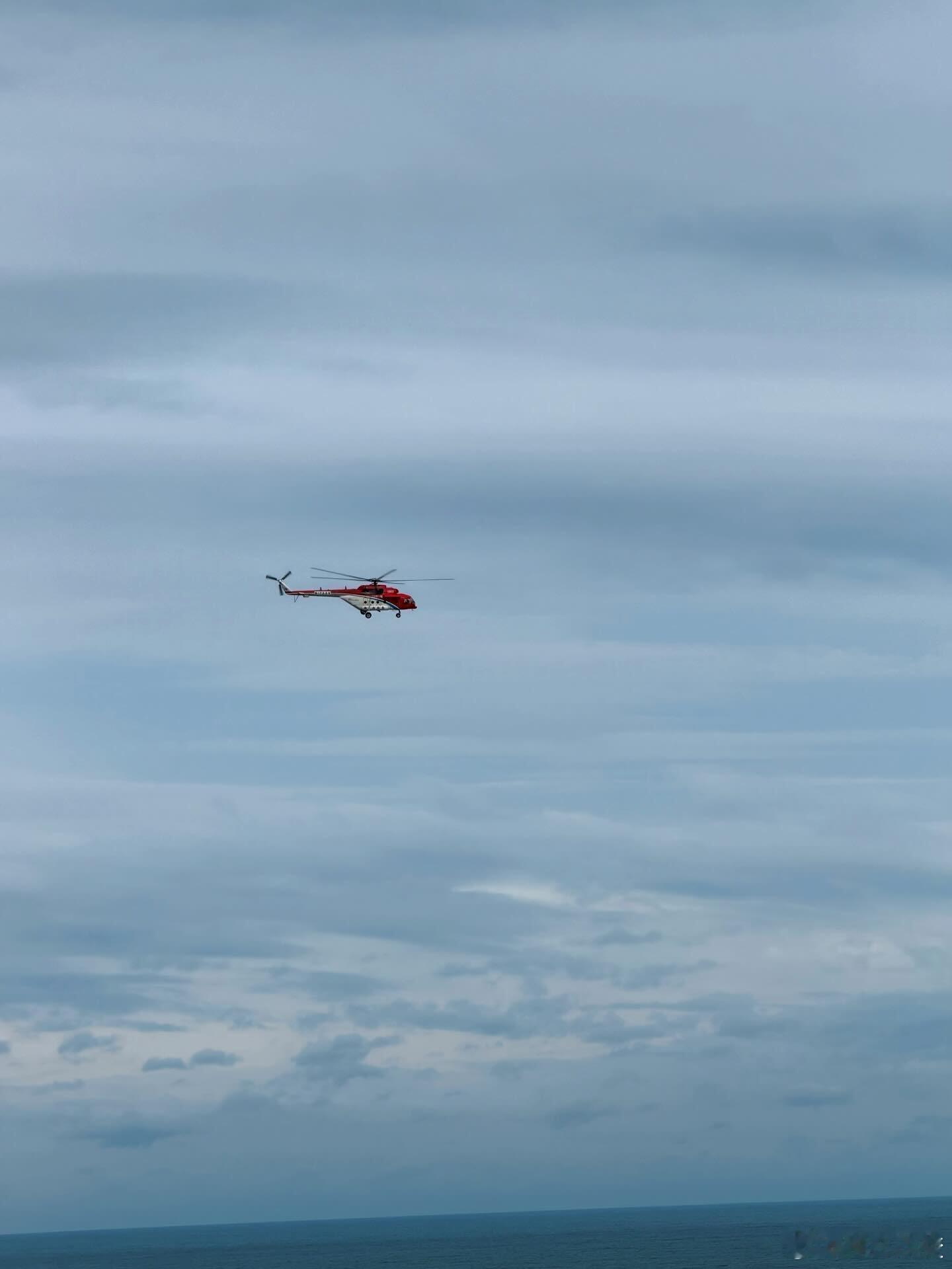 张凌赫[超话]  张凌赫ins更新｜腰敢不敢再多露一点🥵🫣📅张凌赫｜ ​​