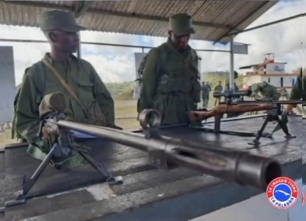 古巴狙击手的特种版莫辛纳甘，拆了折叠刺刀和前护木按装两脚架，枪托加了贴腮板，瞄准