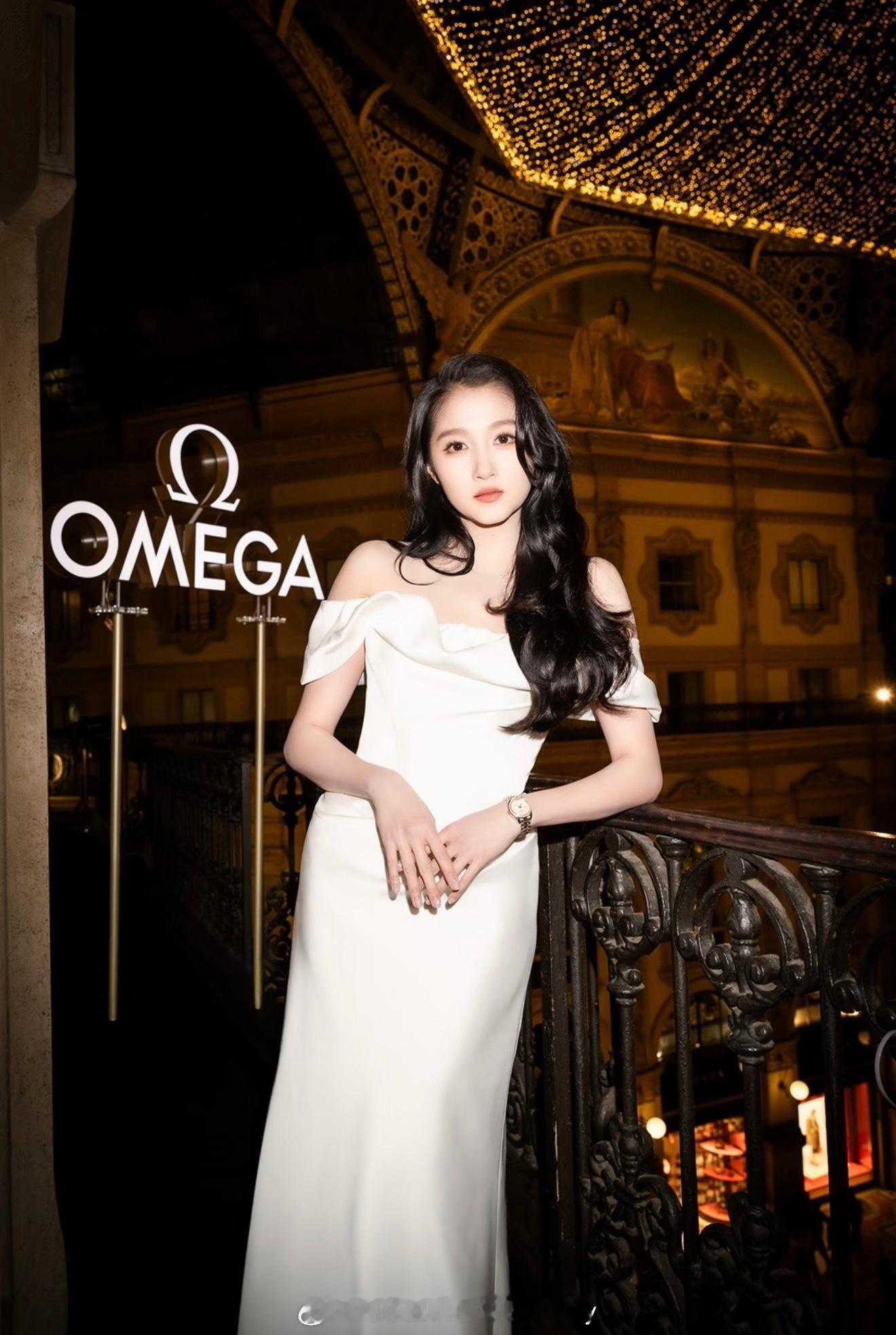 当明星遇上冬奥计时欧米茄 欧米茄之家太热闹了！关晓彤全英文采访又美又稳，和乔治·