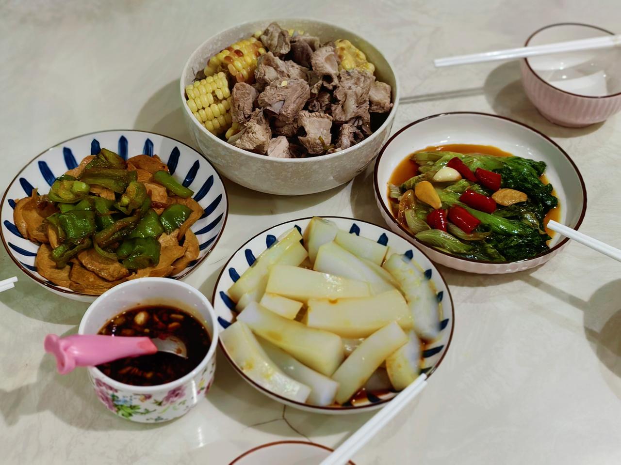 是锅先动的手～

家常一口，
胖三斤不愁。
休假下厨，
主打一个保熟。

​​菜
