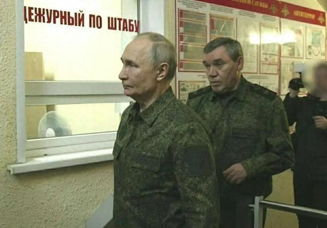 普京突然穿上军装，这个举动让乌克兰局势蒙上层层阴霾。熟悉普京的人都知道，这不是简