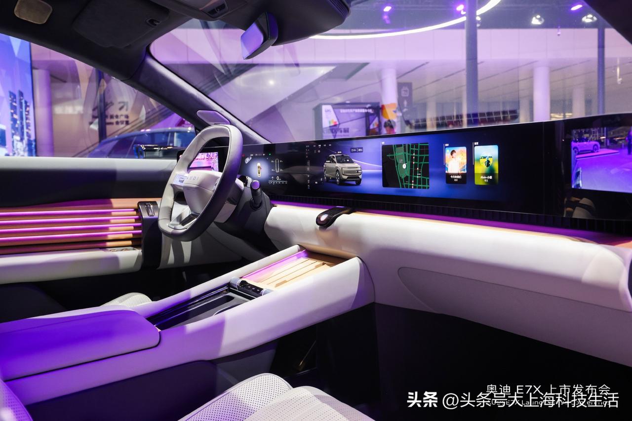 前段时间在车展我专门去看了这台车，现场人气非常火爆，门店都在排队看车。不到30万