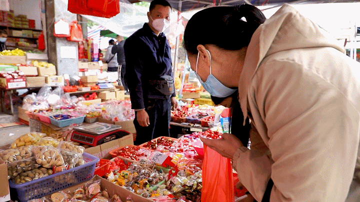 内娱开始送年货了 直接把过年氛围拉满～饱饱猫猫们太宠粉了！白鹿比心、孟子义送蛋糕