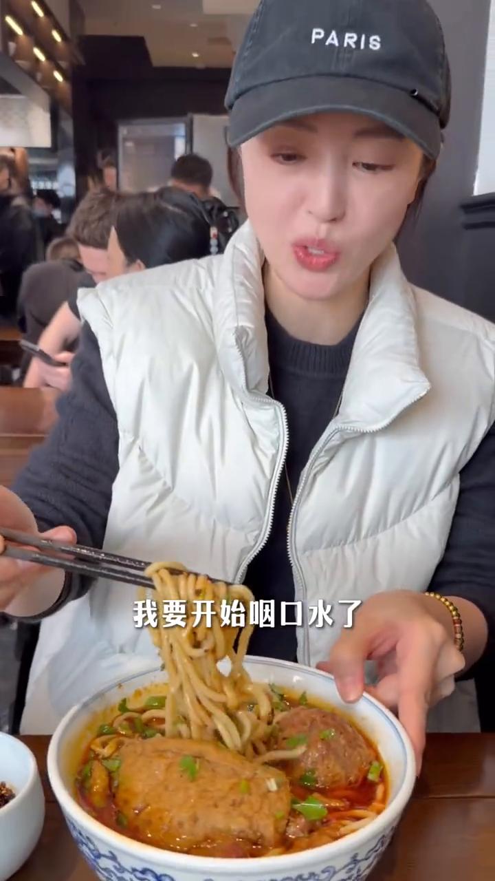 开始样品，肥肉相间，挺好吃的。看了刀削面还没等吃，嘴裂开了。作为一个大同人怎么推