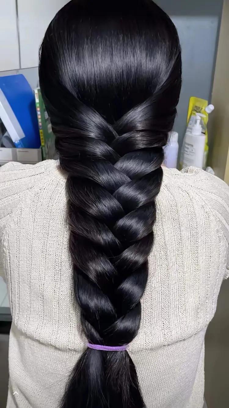 神奇的头发一一
什么是奇？
小女孩头发多得出奇！
什么是美？
小女孩辫子又大又美
