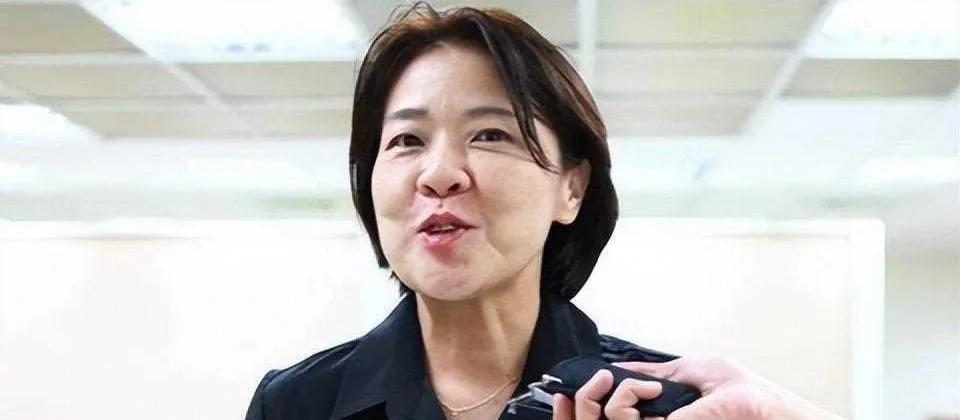 【柯文哲的民众党内讧，曝光黄珊珊有双重党籍】民众党前秘书长谢立功22日质疑，民众