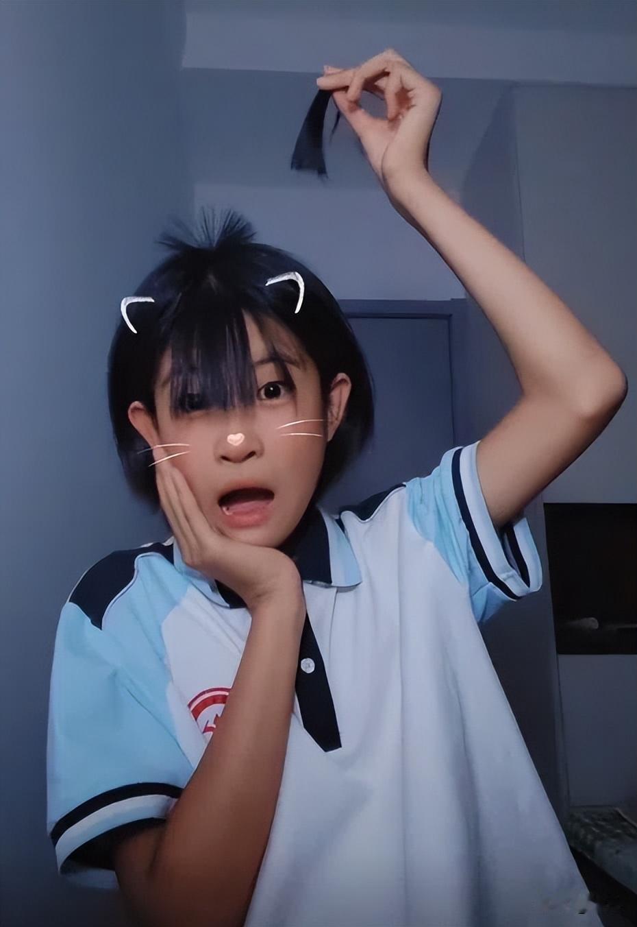 10后“呆毛发型”取代了“鲶鱼须”新流行发型。

近日，“10后”学生群体中流行