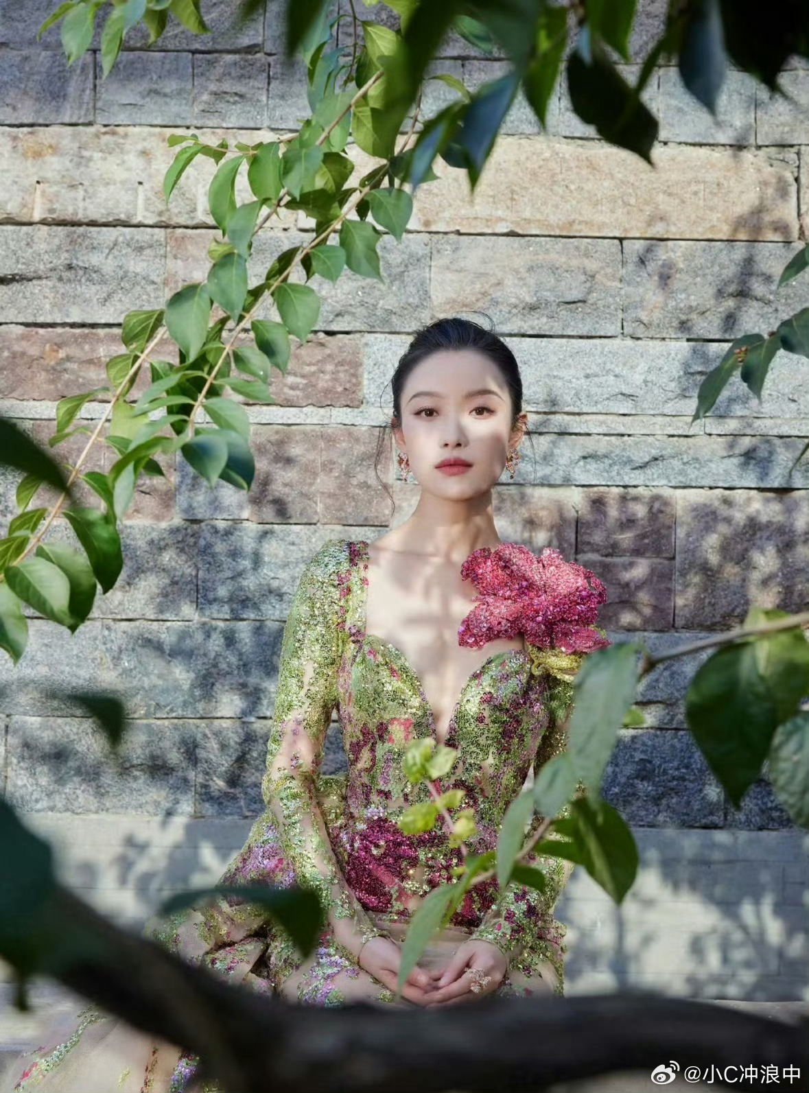 倪妮被好美啊逗笑了倪妮亮相栩栩华生红毯，一袭Elie Saab 2022春夏高定