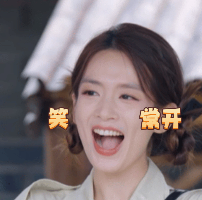 哇塞这次造型绝美，白色羽毛裙多了一丝温柔，有一种浓郁的氛围，真的是优雅精致，气质