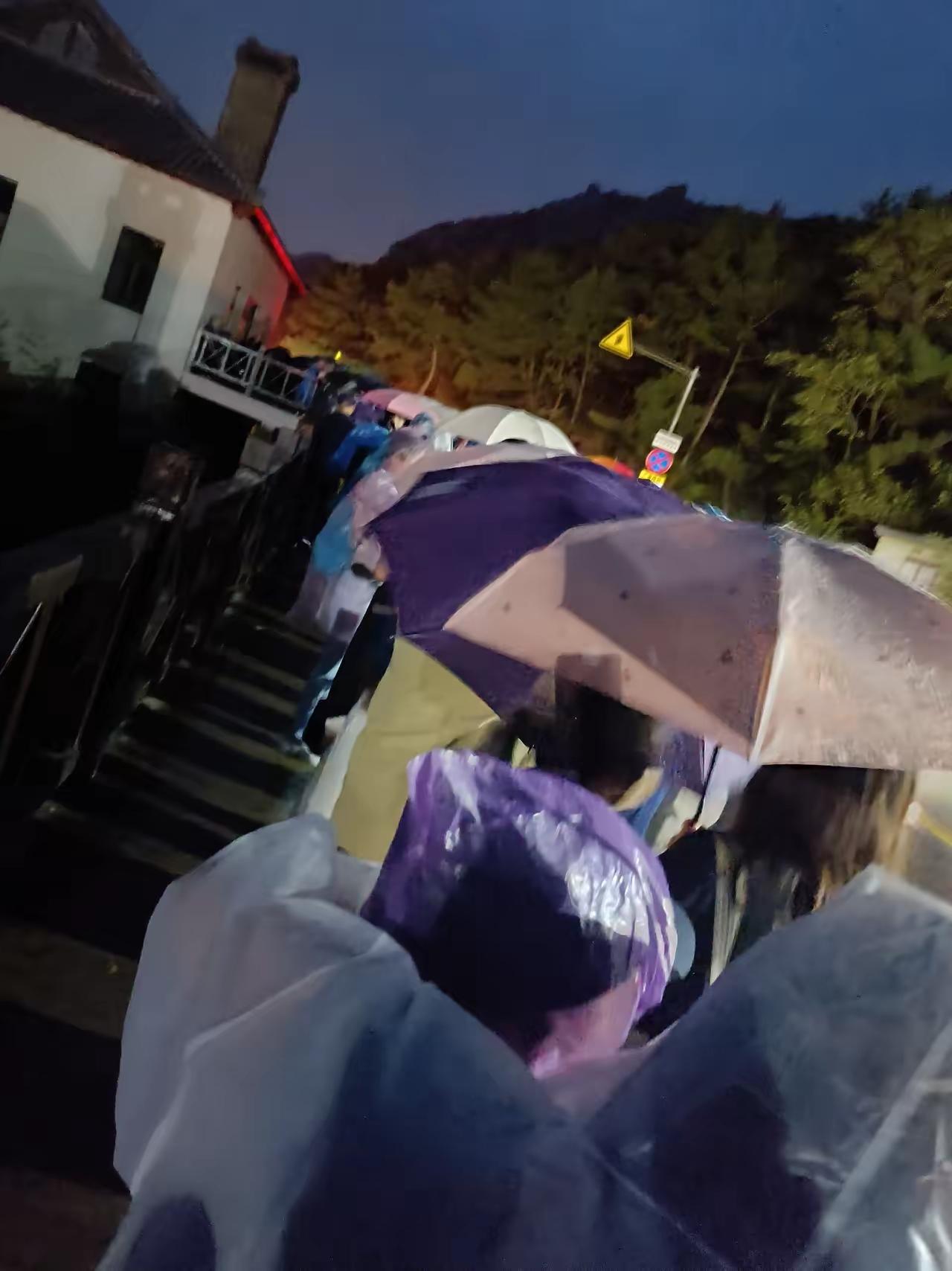 谁能想到来崂山玩会遇上这糟心事儿！现在都晚上6点多了，我们还困在山上下不去，前面