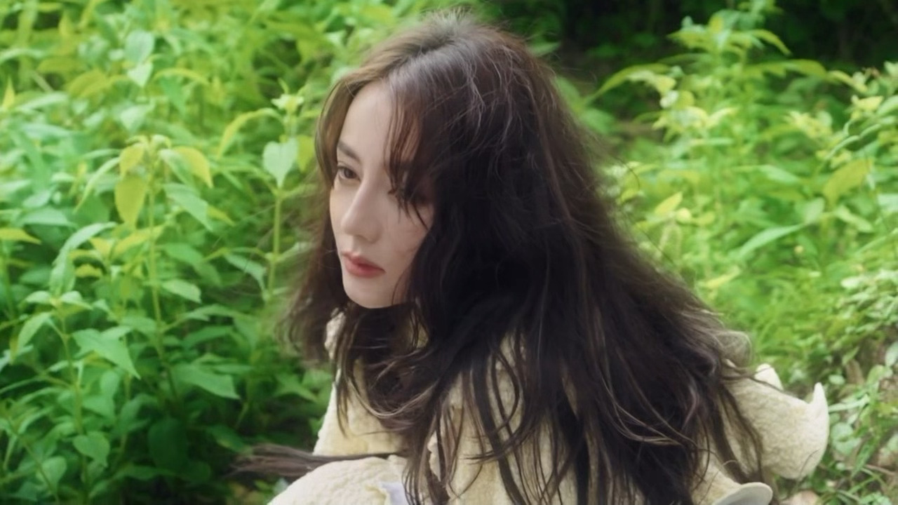迪丽热巴即将登上《VOGUE服饰与美容》2026年8月刊封面，继去年20周年金九