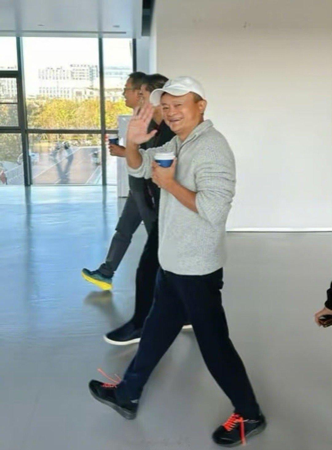 马云现身阿里巴巴园区 马云会长不会移民任何国家！他在沙漠绿化环境治理等方面已经捐