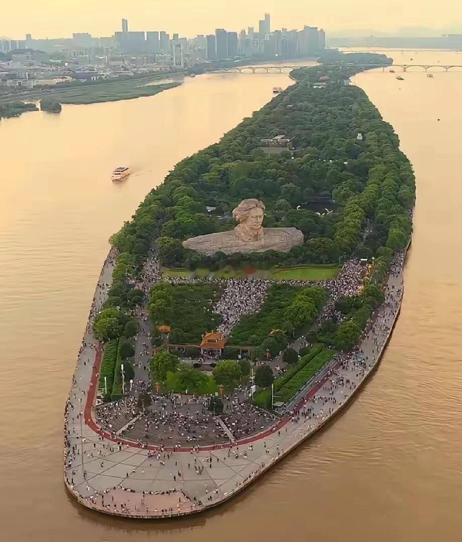 当初提出把橘子洲建成红色旅游岛的人，绝对是个天才。由于文夕大火，长沙市内其实没啥