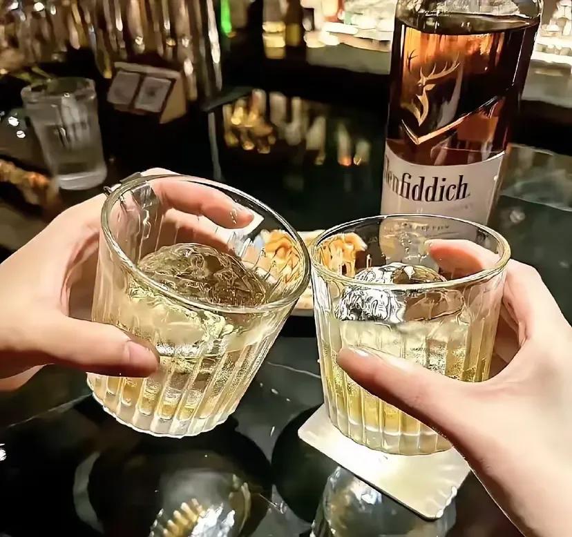 做自己，而不是解释自己。她们都不懂我，我都懒得解释，我照样享受阳光。

阳光洒在