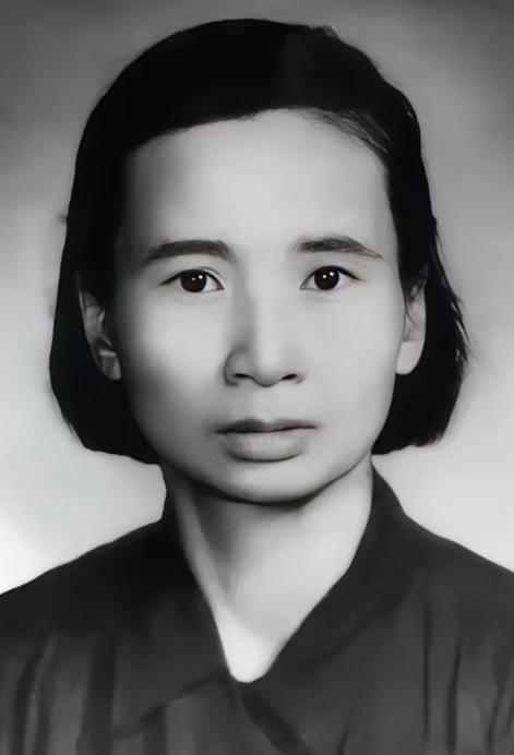 1960年寒冬，女部长钱瑛前往甘肃暗访途中意外偏航，忽见山沟升腾诡异青烟，当即下