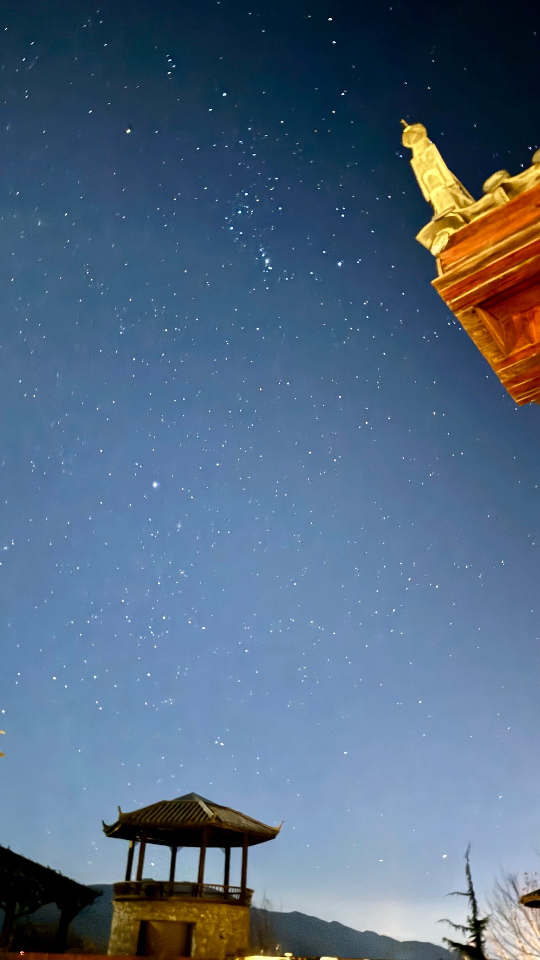 #丽江[超话]# 以前想等好天气时去看风景，去看星空，后来才明白，天气好不好其实
