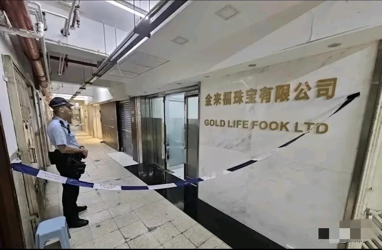 65公斤黄金劫案主犯在家拍断大腿！惹谁不好偏惹西九龙重案组
 
谁能想到65公斤