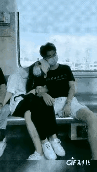 这是一段什么样的感情？我真的看不懂了。你们能猜出来哪个是这女的男朋友吗？