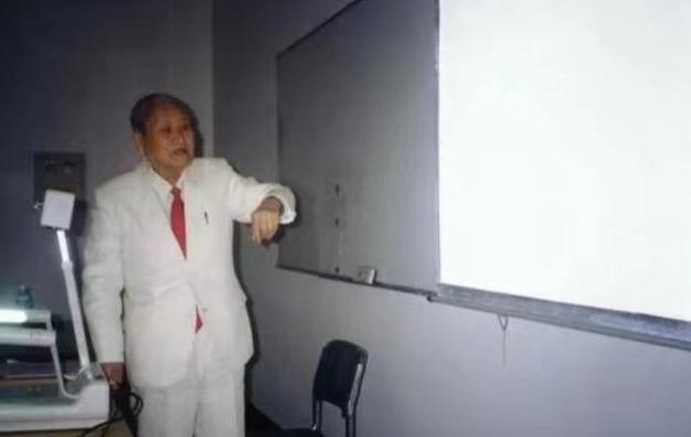 一位曾参加三峡大坝修建的工程师说，大部分人都不知道，曾在大坝修建之前，我国清华大