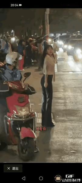 网恋奔现好幸福呀！

某地城市，有一美女芳龄26，青春靓丽，身材高桃，长发飘飘，