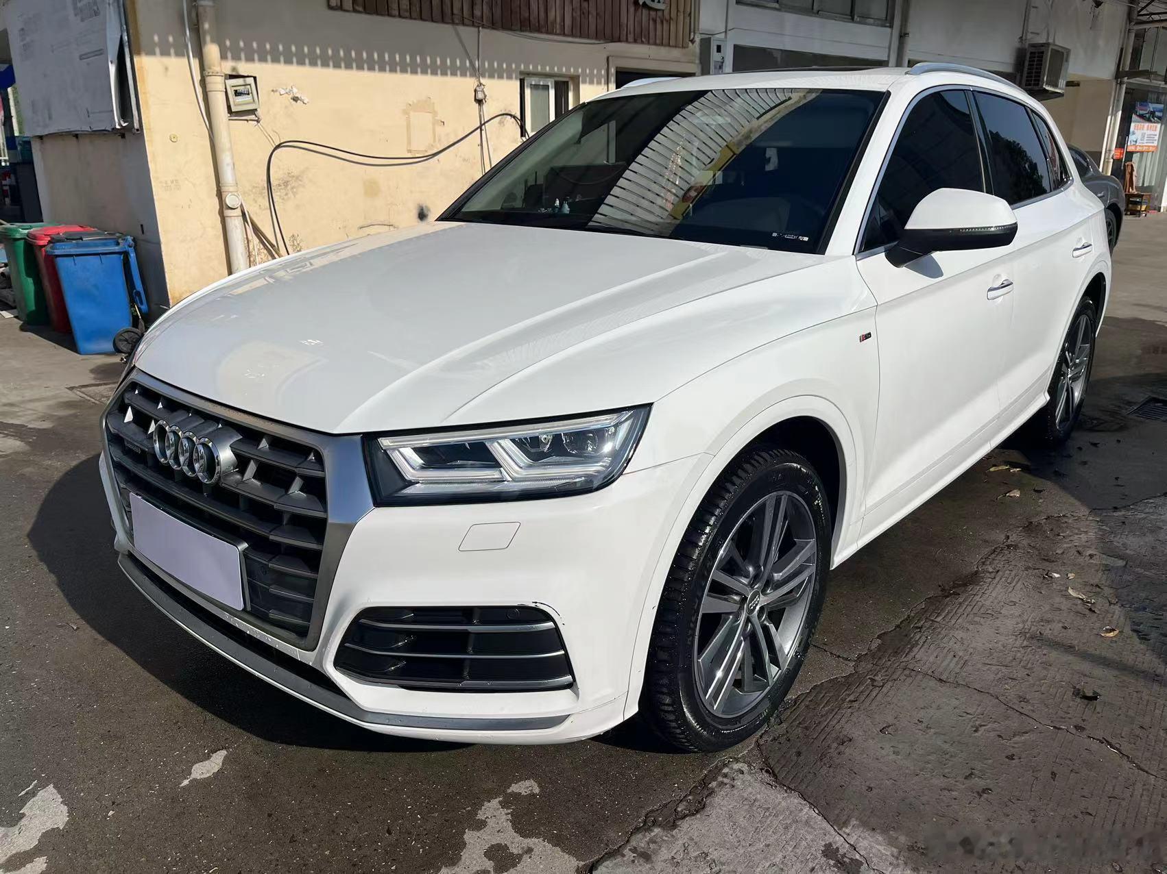 2020年9月奥迪Q5荣享时尚版2.0T排量，一手车，原版一个门补漆，20寸轮毂