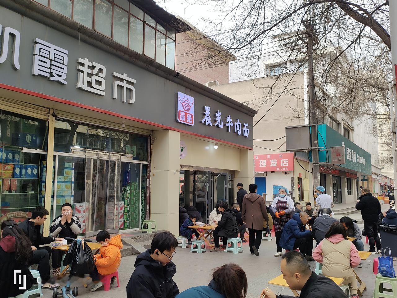 在西固这么多年，经常路过这家牛肉面，多次产生想吃的念头，但都因排队太长而望而却步