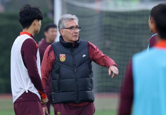 国足迪拜集训硬件保障 专属训练场一人一房