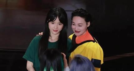 惠英红李思潼同框！微博电影之夜，女明星高定礼服争奇斗艳。结果全场最扎眼的是谁？