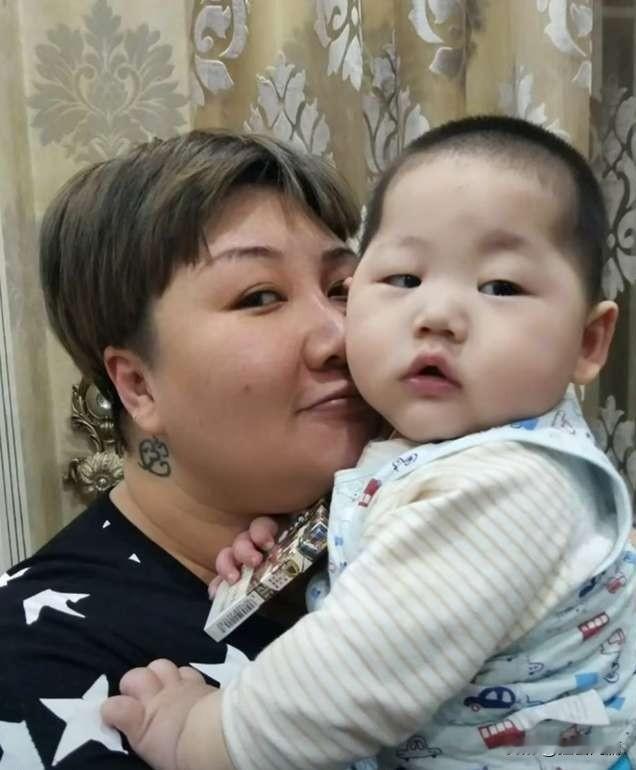 李鹤彪这儿子就是老爸的翻版，爷俩长的太像了！
 
德云社李鹤彪的妻子，圈内人称彪