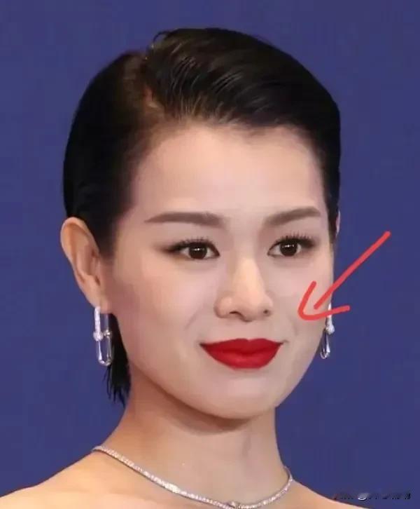 当我向奶奶展示胡杏儿icon的照片时，奶奶短暂的沉默让我感到有些意外。紧接着，奶