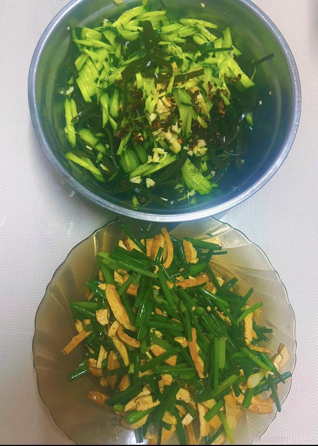 黄瓜海带丝搭配韭菜花炒豆干！
没有站在光里，简单糊口！