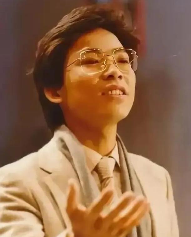 1982年，张明敏唱完 《我的中国心》后，被香港乐坛几乎被"封杀"，正当他心灰意