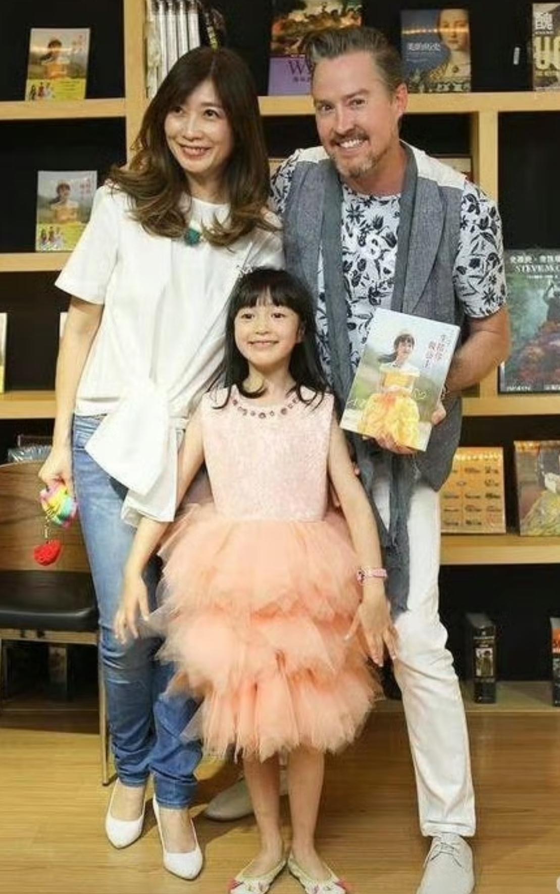 夏克立和黄嘉千的婚还没离明白吗？再耗下去夏天都成年了吧！怎么湾湾地区离个婚都像扒