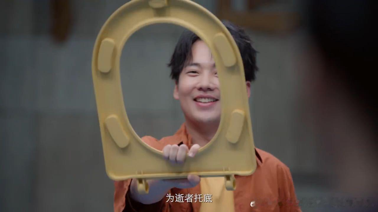 张雪迎郭麒麟新剧演入殓师 没想到张雪迎和郭麒麟在剧里演入殓师。两人是发小，共同参