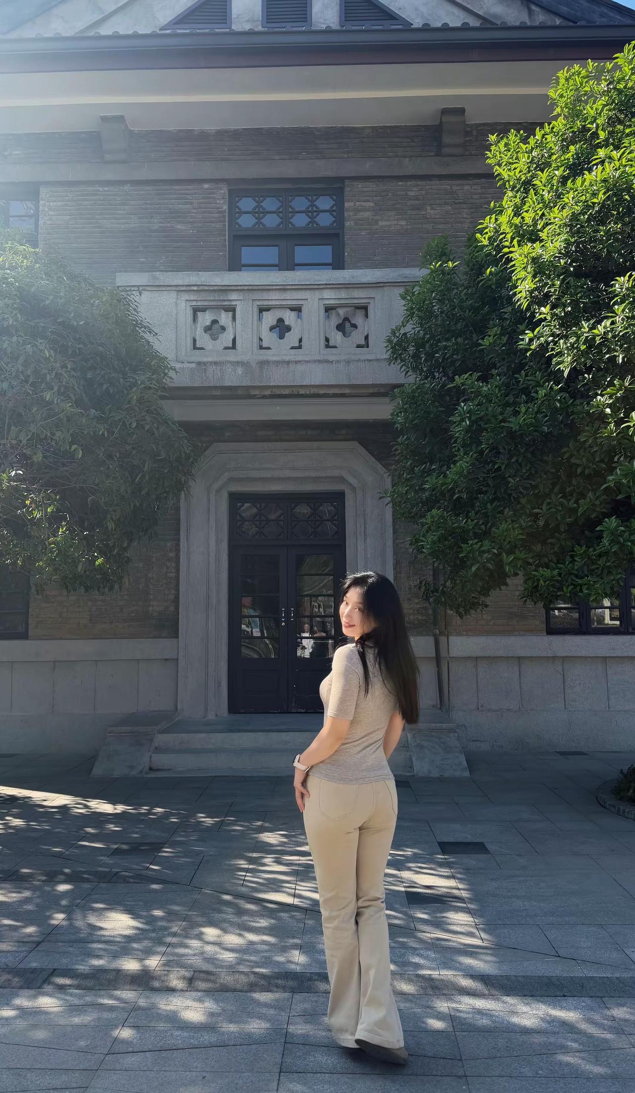 分享街拍图片五一来了，正好出行旅行，春暖花开，艳阳高照，尽情放松一下吧街拍美少女