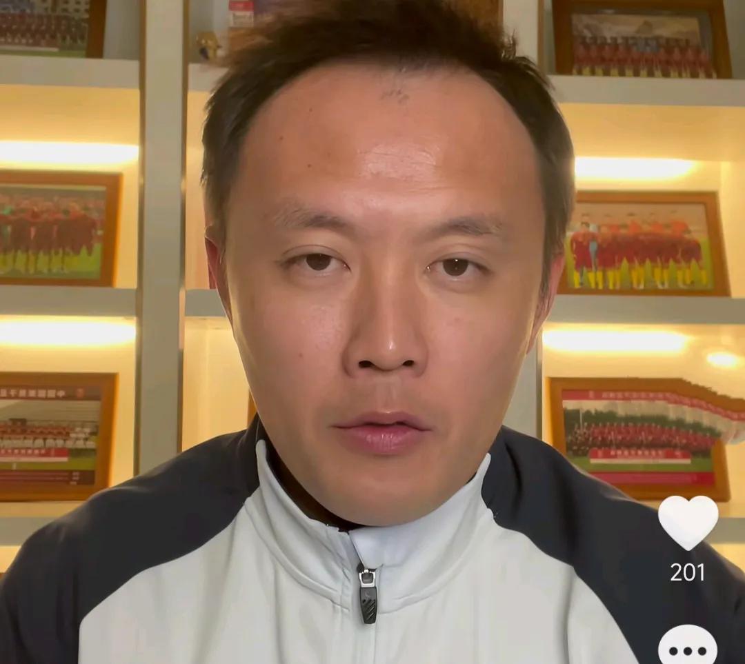 前国脚范晓冬表示，他并不看好日本男足的世界杯前景。
范晓冬在直播间与球迷聊天时表