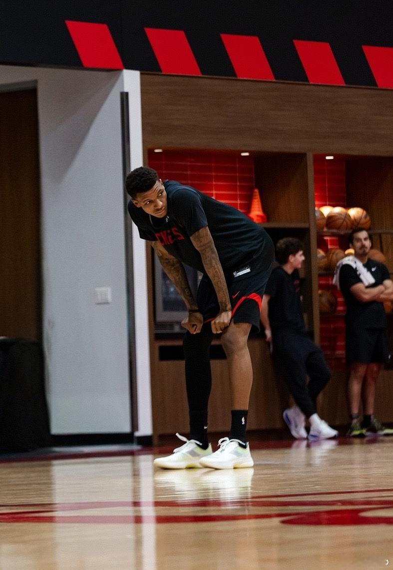 小贾明天客场打骑士的比赛被列为出战成疑（膝盖）