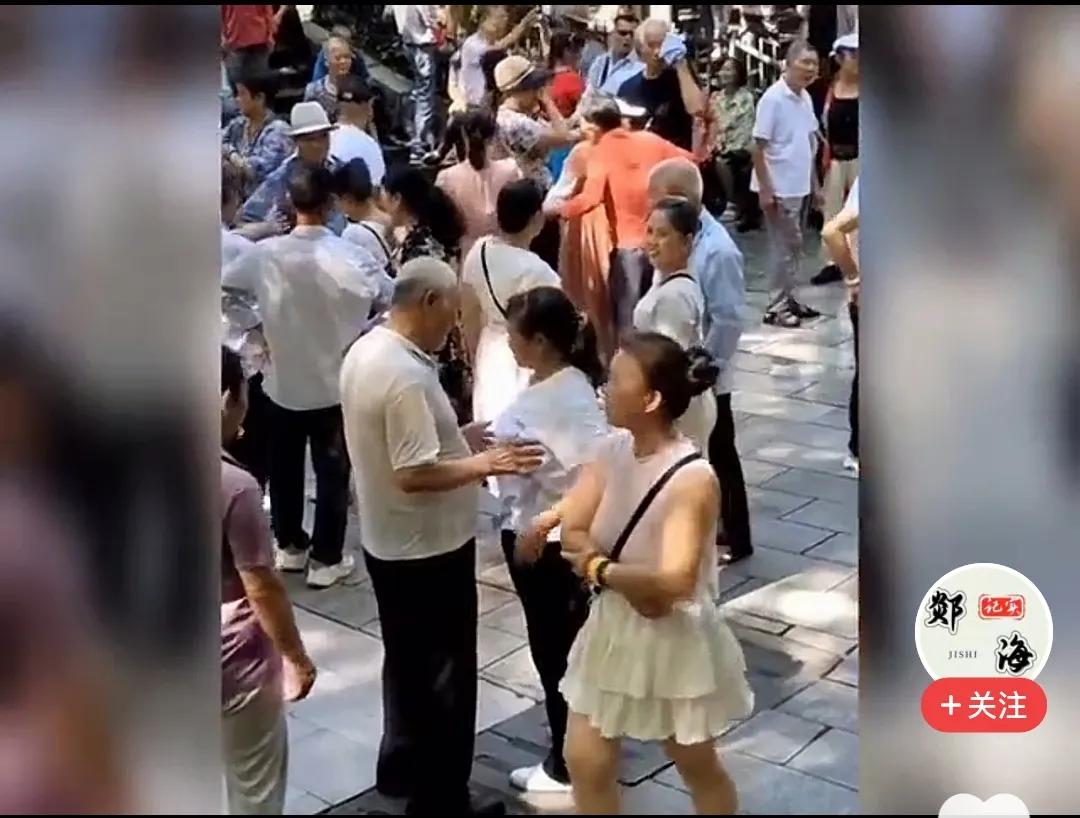 视频确实是有这样的视频，但确实真有这样的地方吗？广场上，朗朗乾坤，昭昭日月，大爷