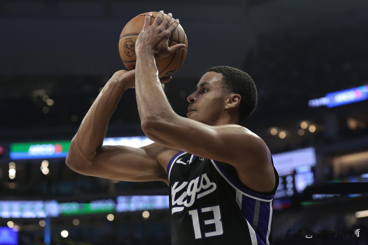 要不是克尼佩尔，我都没注意基根穆雷当年这么强！
今天黄蜂对阵骑士的比赛中，克尼佩