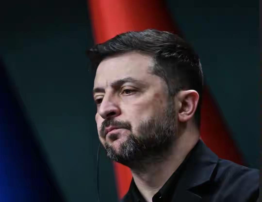 泽连斯基虽未直接被诉，但其亲信深陷巨额贪腐丑闻，执政根基已遭腐蚀！如今外有美俄和