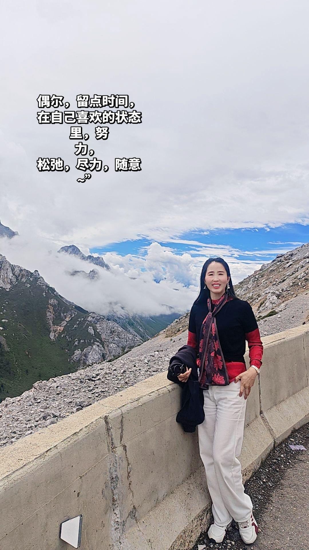 站在高山观景处，脚下山路蜿蜒盘旋。
一路弯道重重，山路险峻，却藏着高原独有的壮阔