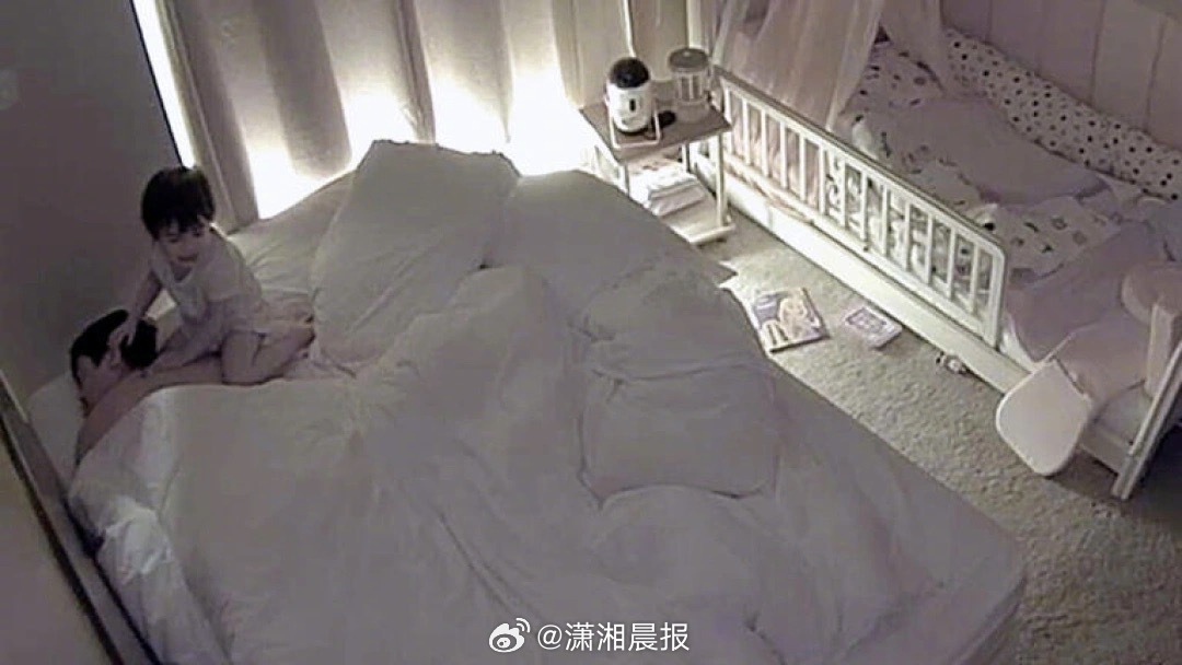 【#英国2岁女童智救低血糖昏迷父亲#，#男子昏迷2岁女儿找到药放其嘴里#】英国伯