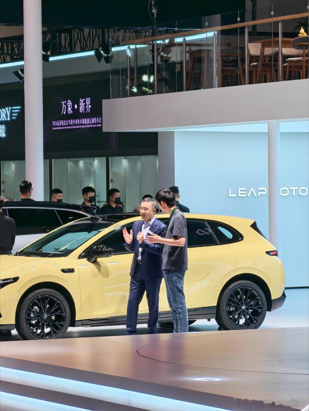 一张图证明你来过北京车展 在零跑展台喝着Tim's咖啡看着Tim直播2026北京