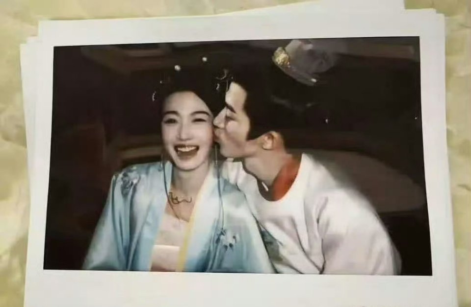 啊啊啊啊啊啊啊啊啊啊啊啊啊 王星越卢昱晓应该是第一对麦cp 到亲脸照到吧麦这么大