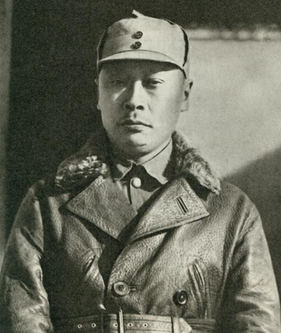 陈毅看话剧，看后却说：“我要钻到桌子底下去了。”
1956年，南京军区政治部前线