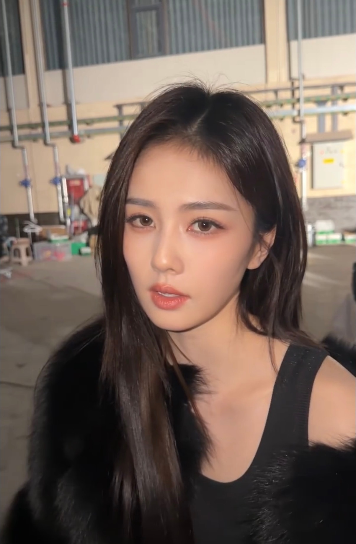 金鹤龙给白鹿化的贵气帅姐妆 白鹿的贵气帅姐妆绝绝子！黑皮草一穿眼神带感，又A又飒