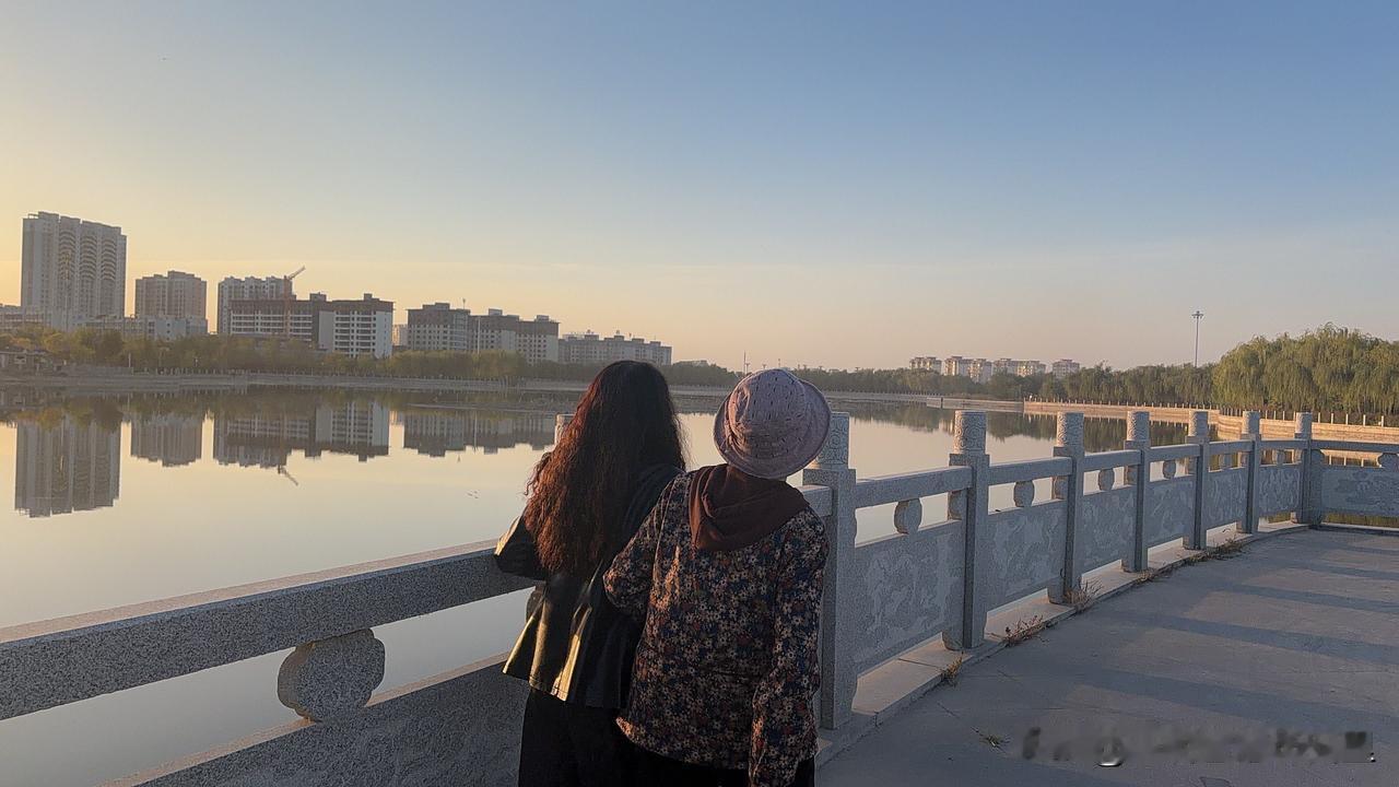下午我和妈妈去湖心岛，风裹着湖边的芦苇香往脸上扑，夕阳把湖面铺成碎金，连岸边歪脖