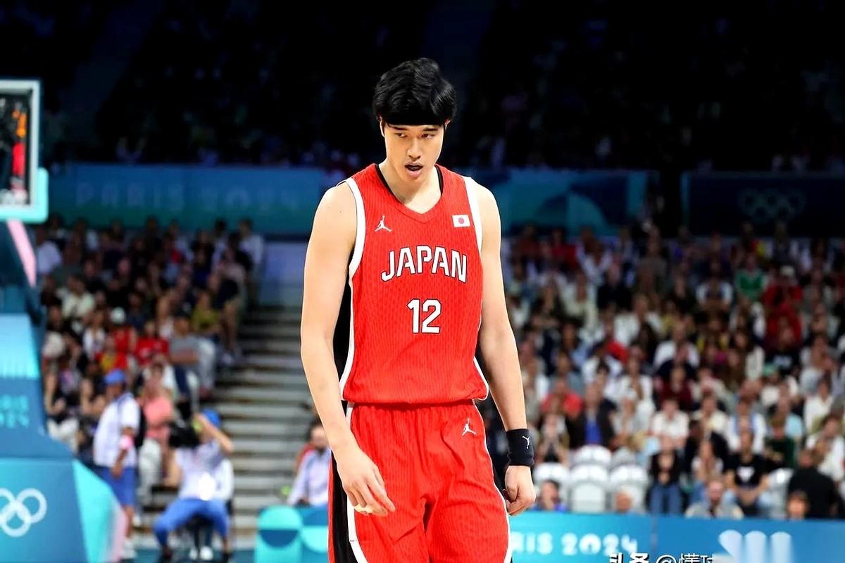 哎哟我去，下半场渡边雄太那哥们儿是咋了？直接梦游了吧！就拿了两分？两分啊！我滴个